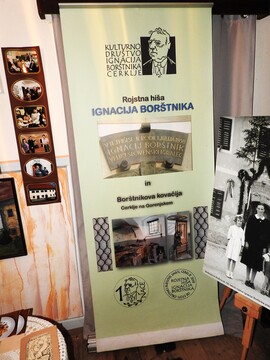 Veža v Borštnikovi domačiji je opremljena s slikami in transparenti